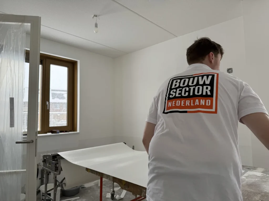 Behanger van Bouwsector Nederland aan het werk bij de plaktafel